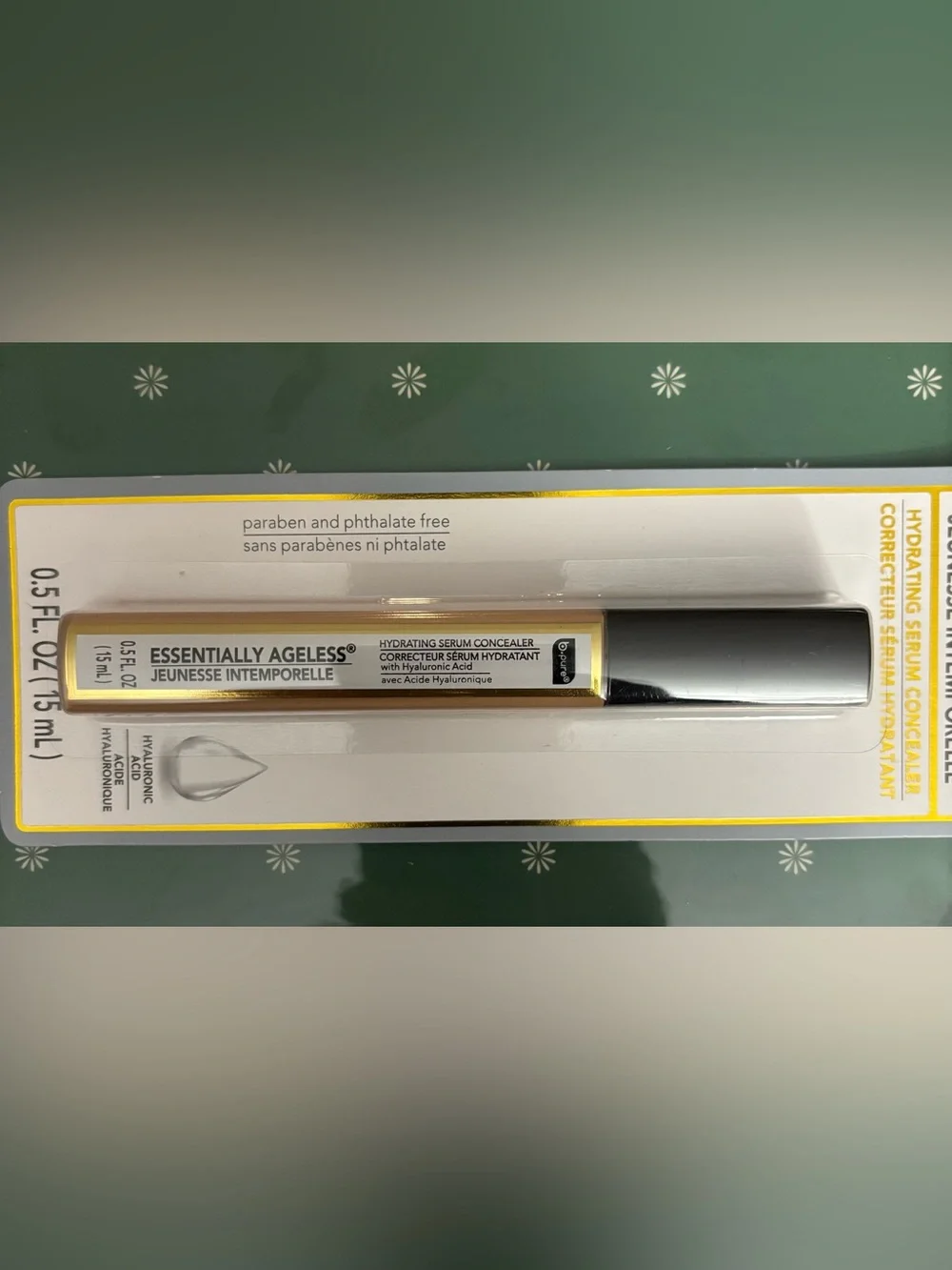 Hydrating Serum Concealer with glycerin, & hyaluronic acid.Color:Light Medium